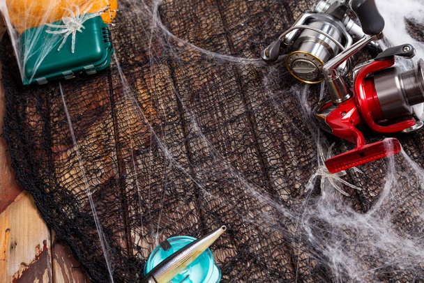 Rybaření tacles na dřevěném pozadí v Halloween designu s rýče a web. Mockap pro reklamu a publikování. - Fotografie, Obrázek