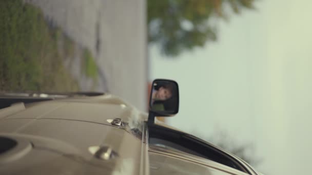 A járművezető eldobja a műanyag palackot és orvosi maszkot az autó ablakából az úton. - Felvétel, videó