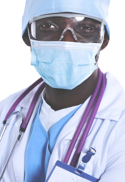 Retrato de un médico de pie aislado sobre fondo blanco - Foto, imagen