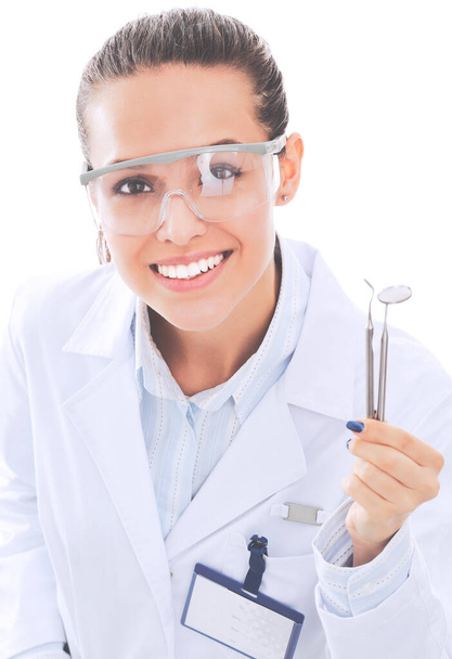 Gyönyörű női fogorvos orvos gazdaság és bemutató fogkefe elszigetelt fehér alapon - Fotó, kép