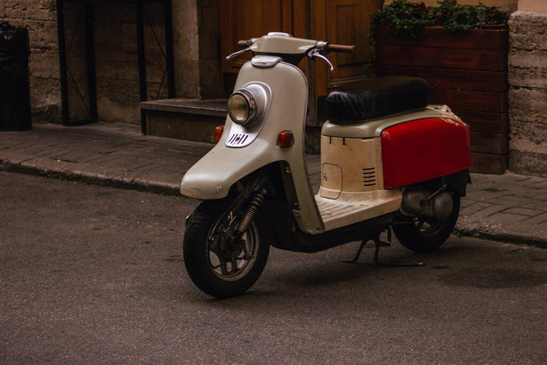 retro scooter moped parked outside cafe vintage urban classic alley - Φωτογραφία, εικόνα