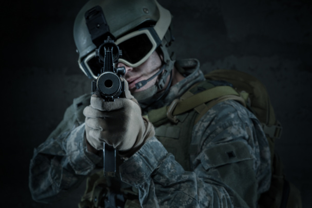 Soldat richtet Gewehr auf dich - Foto, Bild