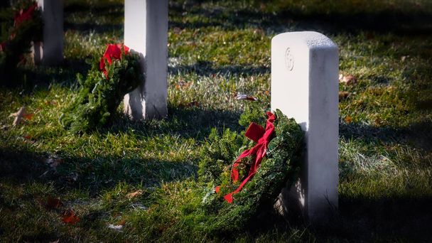 Grinaldas em sepulturas em um cemitério de nação no cemitério de Virgínia do norte. - Foto, Imagem