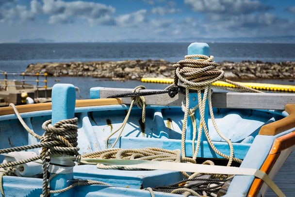 Канаты в лодке сидят на рампе возле Йокосуки в гавани Арисаки, Япония. - Фото, изображение