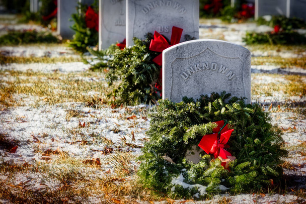 Grinaldas em sepulturas de militares americanos desconhecidos em um cemitério da nação no cemitério do norte da Virgínia. - Foto, Imagem