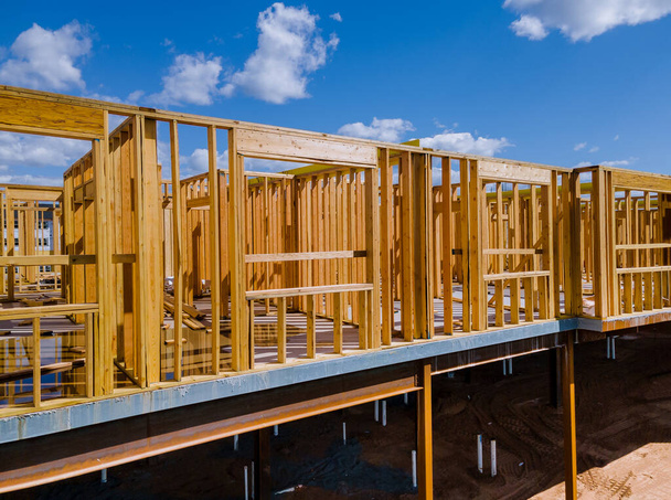 Dřevěné konstrukce na novém zástavbovém rámu nového domu ve výstavbě - Fotografie, Obrázek