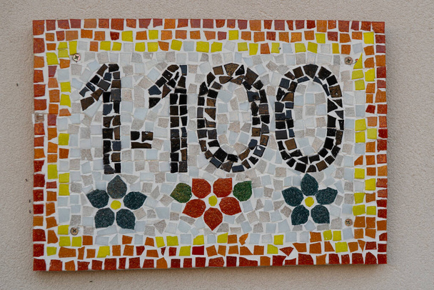 Σπίτι νούμερο χίλια εκατό (1100), χειροποίητα ψηφιδωτά πλακάκια. - Φωτογραφία, εικόνα