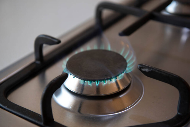 cuisinière à gaz de cuisine avec feu propane. Flamme d'un poêle à gaz en acier inoxydable. Poêle moderne. - Photo, image
