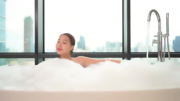 metraje de hermosa joven asiática mujer tomando baño - Metraje, vídeo