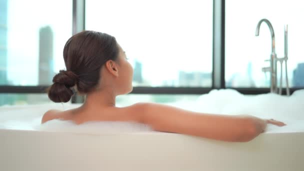 metraje de hermosa joven asiática mujer tomando baño - Metraje, vídeo
