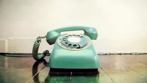 Eski ahşap bir zemin üzerinde, dikişsiz halkayla çalan eski bir turkuaz mavi telefon. - Video, Çekim