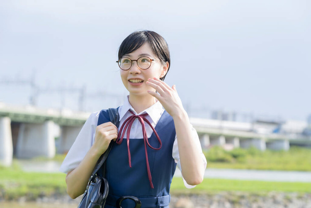 Asiatische High-School-Mädchen tragen Uniformen und lächeln in der Schule - Foto, Bild