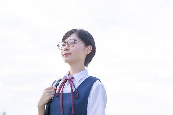 Asijské středoškolačky nosí uniformy a usmívají se ve škole - Fotografie, Obrázek