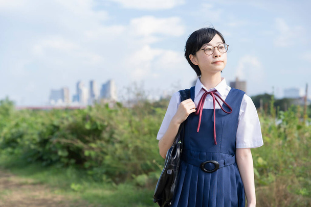 asiatico High School ragazza con occhiali guardando fino a il cielo - Foto, immagini