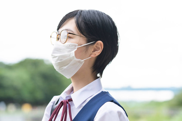Asiático meninas do ensino médio que vão para a escola usando máscaras - Foto, Imagem