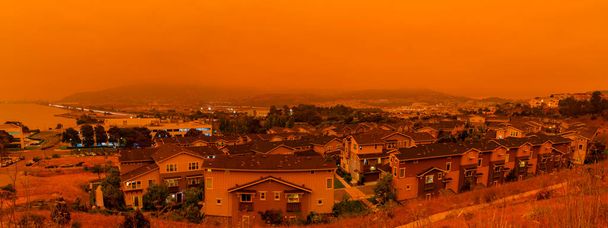 Niebla anaranjada gruesa sobre San Francisco el 9 de septiembre de 2020 de incendios forestales récord en California, vista diurna de cenizas y humo flotando sobre el Área de la Bahía - Foto, Imagen