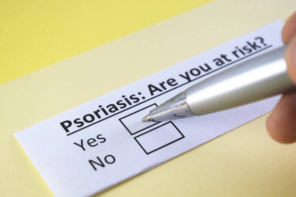 Eén persoon beantwoordt de vraag over psoriasis. - Foto, afbeelding