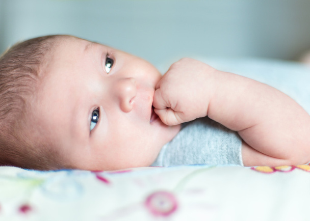 Cute newborn baby serie on grey - Fotoğraf, Görsel