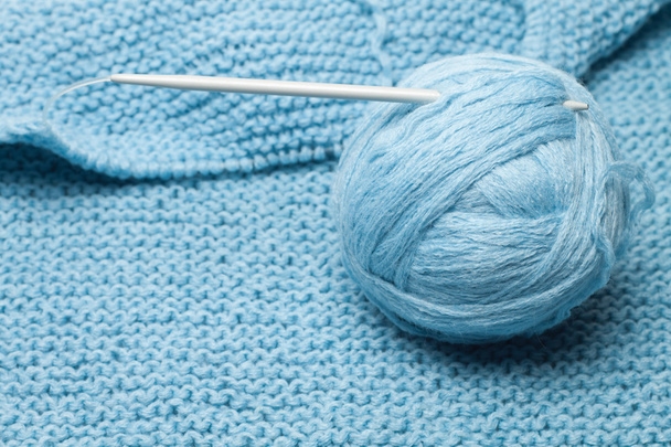 Ball of blue wool with grey knitting needle - Foto, immagini
