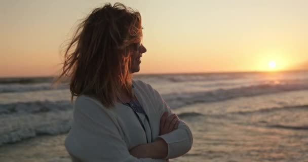 Close-up portret van mooie blanke vrouw kijken naar de gouden zonsondergang. 4K - Video