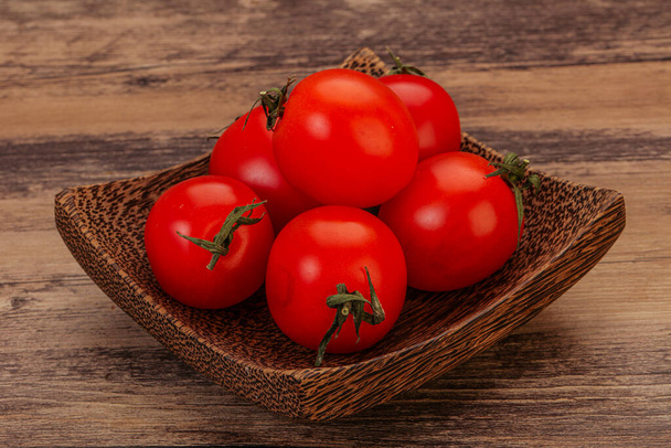 Kasede olgun sulu kırmızı kiraz domatesi - Fotoğraf, Görsel