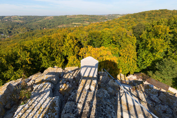 Babice, Polonia - 6 de octubre de 2018: Castillo de Lipowiec, ruinas del castillo episcopal de Cracovia del siglo XIII en el Jura polaco, Voivodato de Polonia Menor - Foto, imagen