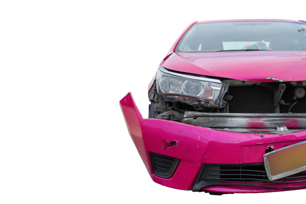 Beschadigde roze auto voorkant op witte achtergrond met schrijfruimte of ontwerp - Foto, afbeelding