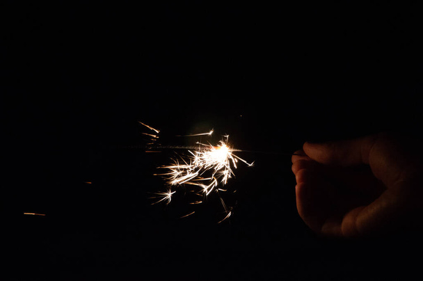 mano celebración bengala sparkler en la noche - Foto, imagen