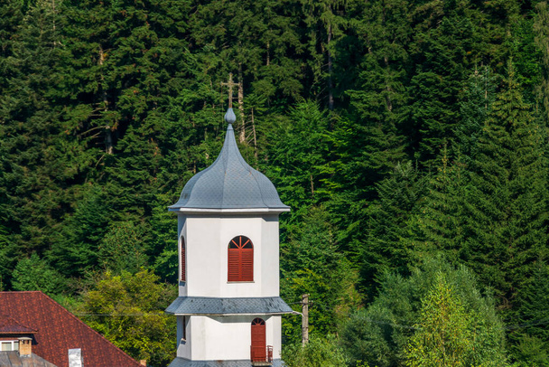 La torre de una Iglesia del Monasterio Ortodoxo de Agapia, Neamt, Rumania - Foto, imagen