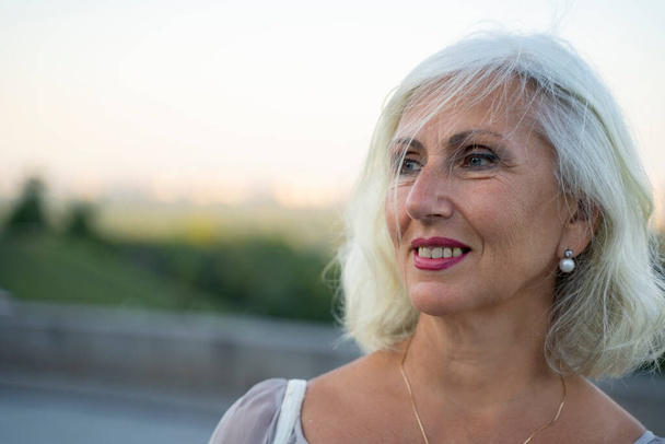 güzel orta yaşlı Avrupalı kadın dalgalı saçlı  - Fotoğraf, Görsel