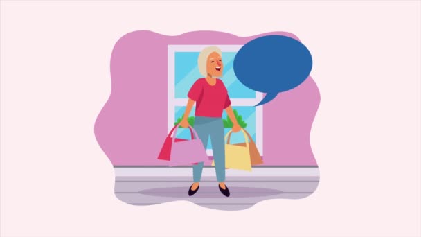 ηλικιωμένη γυναίκα με τσάντες για ψώνια και φούσκα ομιλίας - Πλάνα, βίντεο