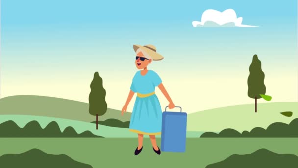 キャンプ場のアニメキャラクターのスーツケースを着たおばあさん - 映像、動画