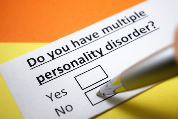Ένα άτομο απαντά σε ερώτηση για διαταραχή πολλαπλής προσωπικότητας. - Φωτογραφία, εικόνα