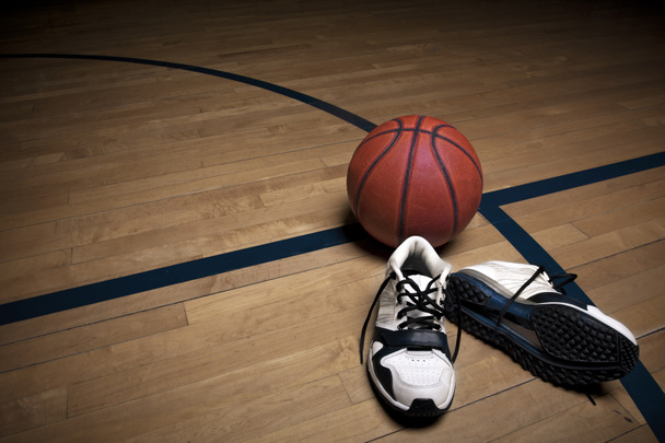 Γήπεδο μπάσκετ με μπάλα και παπούτσια - Φωτογραφία, εικόνα