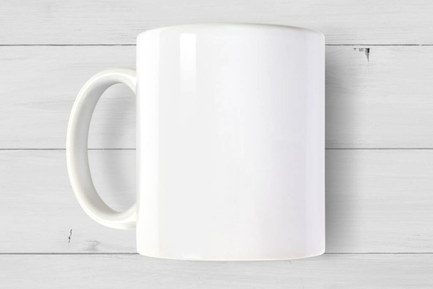 Beyaz 11 ons 'un yüksek açılı görüntüsü. Kahve fincanı modern beyaz ahşap arka planda dinleniyor.. - Fotoğraf, Görsel