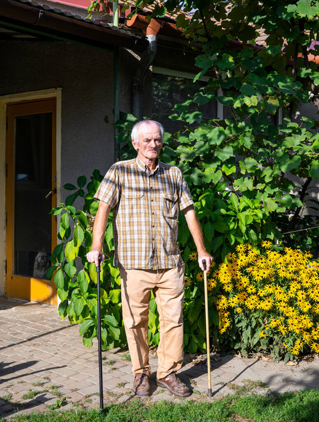 Senior homem com duas bengalas ao ar livre - Foto, Imagem