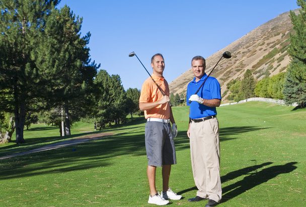 Golfaajat golfkentällä, laajakulma näkymä
 - Valokuva, kuva