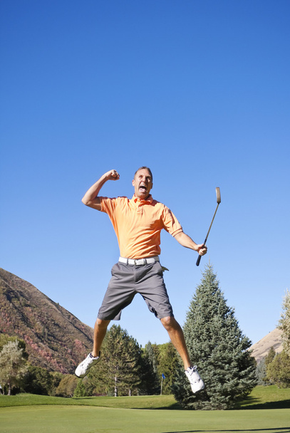 схвильований гольфіст, стрибки в повітря - Фото, зображення