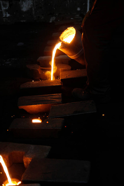 Рідкісна металургія. Кастинг, танення, формування і ливарня.. - Фото, зображення