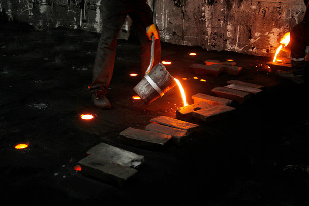 Industria del acero fundido líquido. Fundición, fundición, moldeo y fundición. - Foto, imagen