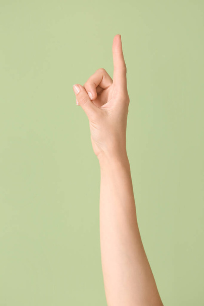 Hand showing letter D on color background. Sign language alphabet - Foto, Imagem