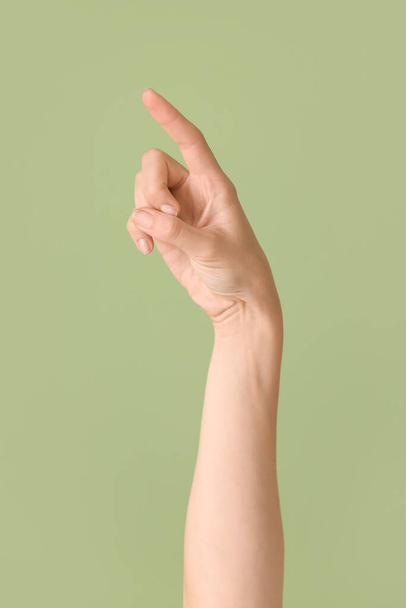 Рука показывает букву Z на цветном фоне. Алфавит жестового языка - Фото, изображение