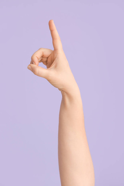 Hand zeigt Buchstabe D auf farbigem Hintergrund. Zeichensprache Alphabet - Foto, Bild