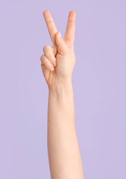 Hand zeigt Buchstabe K auf farbigem Hintergrund. Zeichensprache Alphabet - Foto, Bild