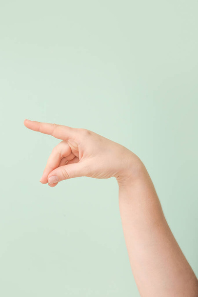 Hand showing letter P on color background. Sign language alphabet - Foto, Imagen