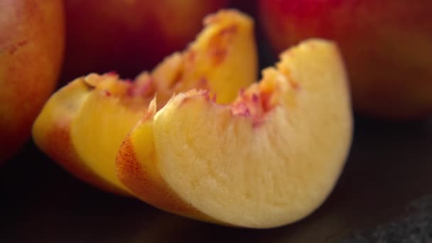 Sladký čerstvý nektarinky s plátky Dolly-shot v přirozeném světle zblízka. 4k ProRes 422 - Záběry, video
