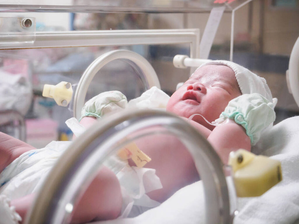 recién nacido bebé dormir en la incubadora en el hospital - Foto, Imagen