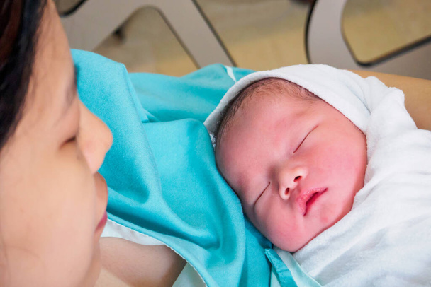 Щаслива мати й новонароджене немовлятко після роботи в лікарні. - Фото, зображення