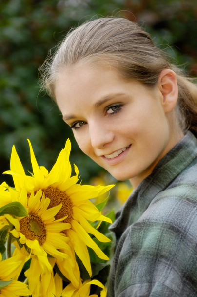 Tyttö auringonkukkien
 - Valokuva, kuva
