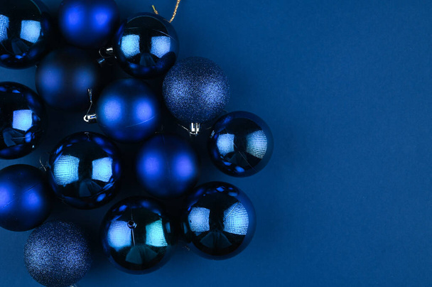 блакитні кульки, викладені на синьому фоні. Високоякісна фотографія
 - Фото, зображення